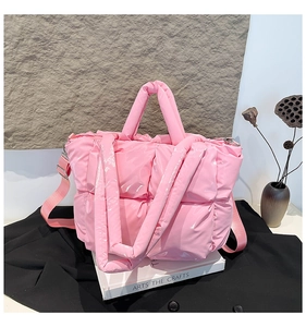 Vue détaillée du sac à main matelassé rose avec finition brillante et surpiqûres