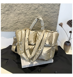 Détail du sac cabas matelassé doré champagne avec tissu brillant et bandoulière