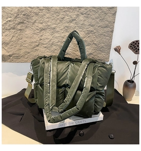 Détail du sac cabas matelassé vert foncé avec finition nylon brillant et bandoulière