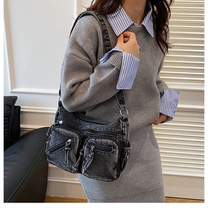 Détail du sac bandoulière en denim gris avec poches zippées et sangle réglable