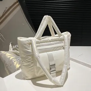 Sac à bandoulière matelassé blanc minimaliste en nylon brillant avec détail zippé