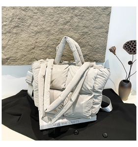 Détail d'un sac cabas matelassé blanc crème en nylon brillant avec bandoulière