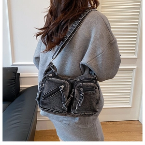 Détail du sac bandoulière en jean gris vintage avec poches zippées et cordons décoratifs
