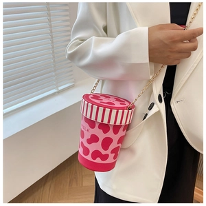 Detail der rosa-roten Handtasche in Milchkarton-Form mit Kuhmuster und MILK-Schriftzug