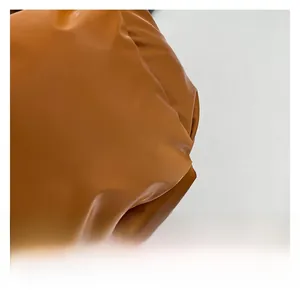 Macro de cuir couleur caramel de haute qualité avec texture mate lisse et plis souples