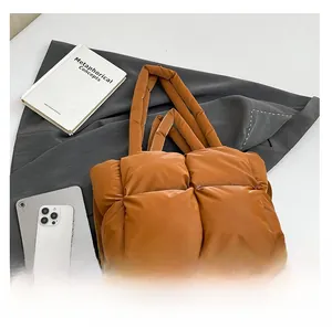 Vue de dessus d'un sac cabas matelassé marron avec bretelles rembourrées et texture douce