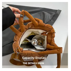 Vue détaillée de l'intérieur du sac matelassé caramel montrant sa grande capacité