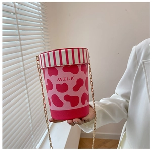 Detailsicht der rosa Eimertasche im Milchtüten-Design mit goldener Kette