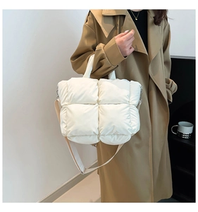 Détail du sac fourre-tout matelassé ivoire avec poignées rembourrées et nylon lisse