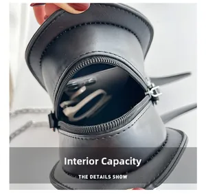 Vue de dessus de l'espace interne d'un sac en forme de chapeau noir avec un téléphone