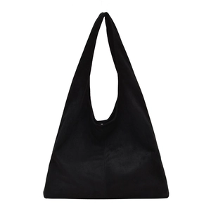 Sac hobo noir mat en daim au design minimaliste avec grande capacité et lignes épurées