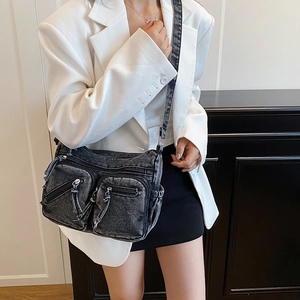 Sac bandoulière en denim gris foncé vintage avec poches cargo porté par un mannequin