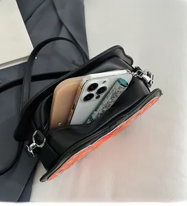 Vista interna della borsa a zucca che mostra la capacità per telefono e agenda