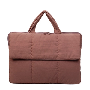 Borsa trapuntata color cannella scuro per laptop con cuciture verticali e manici