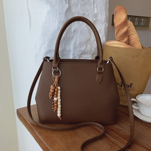 Braune Shopper-Tasche aus strukturiertem Leder mit Holzperlen-Anhänger Deko