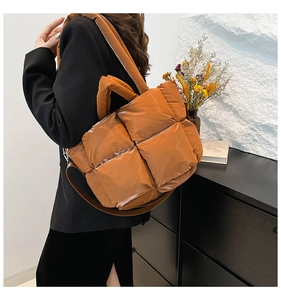 Gros plan sur un sac cabas matelassé marron avec détails de rembourrage carrés