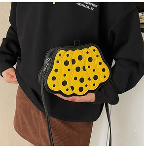 Dettaglio della borsa a tracolla creativa a zucca gialla con audaci pois neri stampati