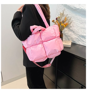 Vue latérale du grand sac cabas rose bouffant en nylon brillant pour femme tendance