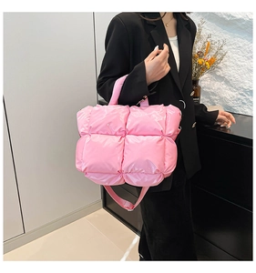 Détail du sac cabas matelassé rose brillant avec bandoulière amovible pour femme