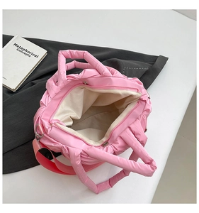 Vue de dessus d'un sac cabas matelassé rose avec fermeture éclair et intérieur spacieux