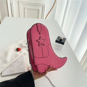 Sac à bandoulière créatif en forme de botte rose avec coutures étoiles et chaîne
