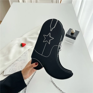 Sac à bandoulière noir en forme de botte de cowboy avec coutures étoile et chaîne