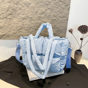 Sac à main matelassé bleu clair avec texture doudoune et bandoulière réglable