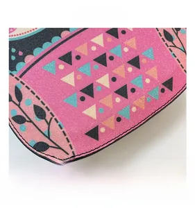 Makroaufnahme der rosa Glitzertextur und geometrischen Dreiecksmuster mit schwarzen Nähten