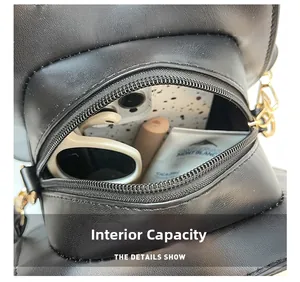 Detailansicht der geräumigen Innenkapazität dieser herzförmigen schwarzen Ledertasche