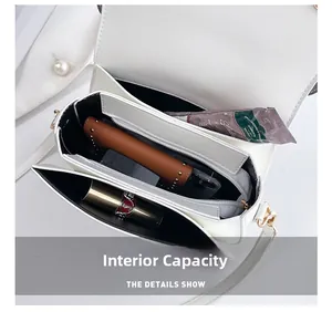 Vue détaillée de l'intérieur du sac blanc avec double compartiment et poche zippée
