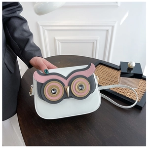 Détail du sac à bandoulière chouette en similicuir blanc avec des accents étincelants