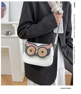 Gros plan du design hibou créatif sur sac bandoulière en cuir PU blanc aux yeux colorés