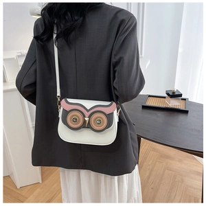 Détail d'un sac à bandoulière créatif en forme de hibou avec patchwork rose et jaune
