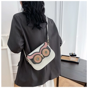 Vue détaillée du sac bandoulière en forme de hibou avec strass porté par un mannequin