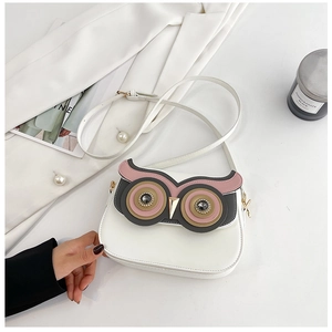 Détail du sac de selle blanc avec patchwork de hibou et yeux en strass