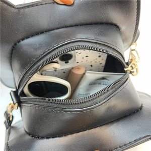 Innenansicht der schwarzen Katzenohr-Tasche mit Platz für Handy und Sonnenbrille