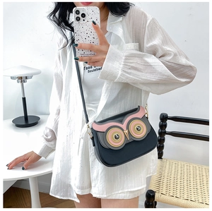 Détail d'un sac à bandoulière en forme de hibou avec cuir PU noir et patchwork coloré
