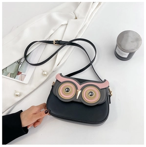 Vue détaillée du sac bandoulière hibou avec yeux en strass et garnitures dorées