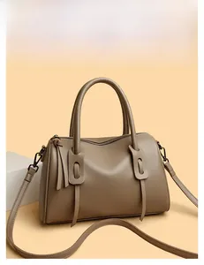 Detailansicht der braunen Boston-Tasche aus genarbtem Leder mit runden Griffen
