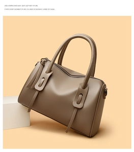 Detailansicht der taupefarbenen Handtasche mit Kieselleder, Quaste und Reißverschluss