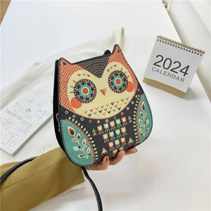 Retro Eulen-Umhängetasche mit ethnischem Print und Katzenohren-Design auf weißem Grund