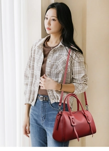 Detail der roten Boston-Tasche aus Leder mit Quaste, verstellbarem Riemen im Casual-Lifestyle-Stil