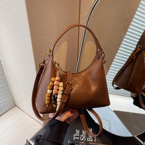 Sac hobo minimaliste en cuir marron café avec texture rétro et bandoulière réglable