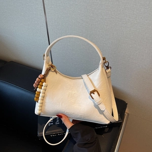 Sac demi-lune blanc crème minimaliste avec charme perlé rétro et bandoulière