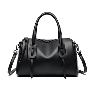 Klassische schwarze Handtasche aus Leder mit Litschi-Struktur und Schultergurt