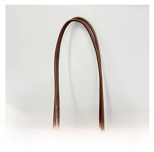 Gros plan détaillé des poignées en cuir marron avec boucles en métal du sac cabas