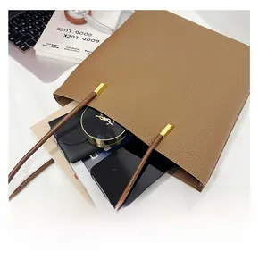 Vue intérieure du grand sac cabas marron en cuir grainé montrant sa grande capacité de rangement
