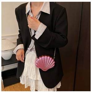 Sac bandoulière rose en forme de coquillage avec paillettes et chaîne dorée élégante
