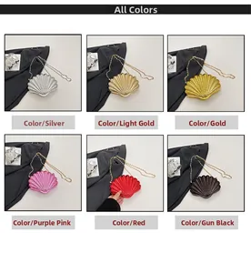 Vue détaillée montrant six couleurs métalliques de mini sacs coquilles en acrylique
