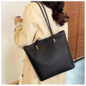Détail du sac cabas noir en cuir grainé de qualité avec des boucles en métal doré